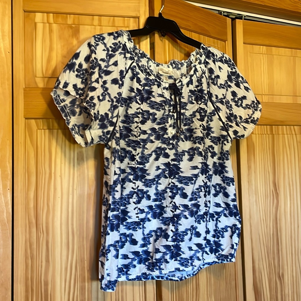 Blue and white splotch print top